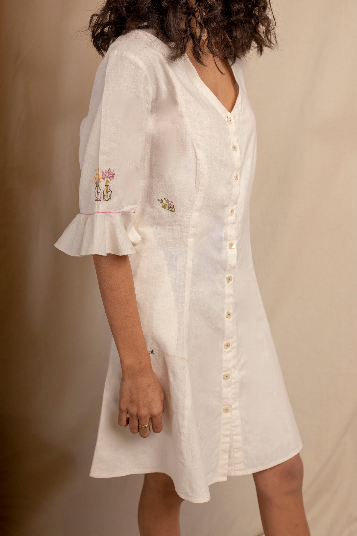 Sui | BELLA hand-embroidered hemp dress with ruffle details on the sleeves from Granita Summer Collection 2019