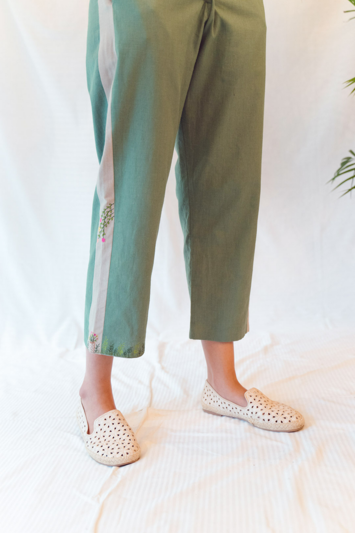 Sui | THE VIBE embroidered, herbal-dyed casual hemp trousers from Flow Winter Collection 2019