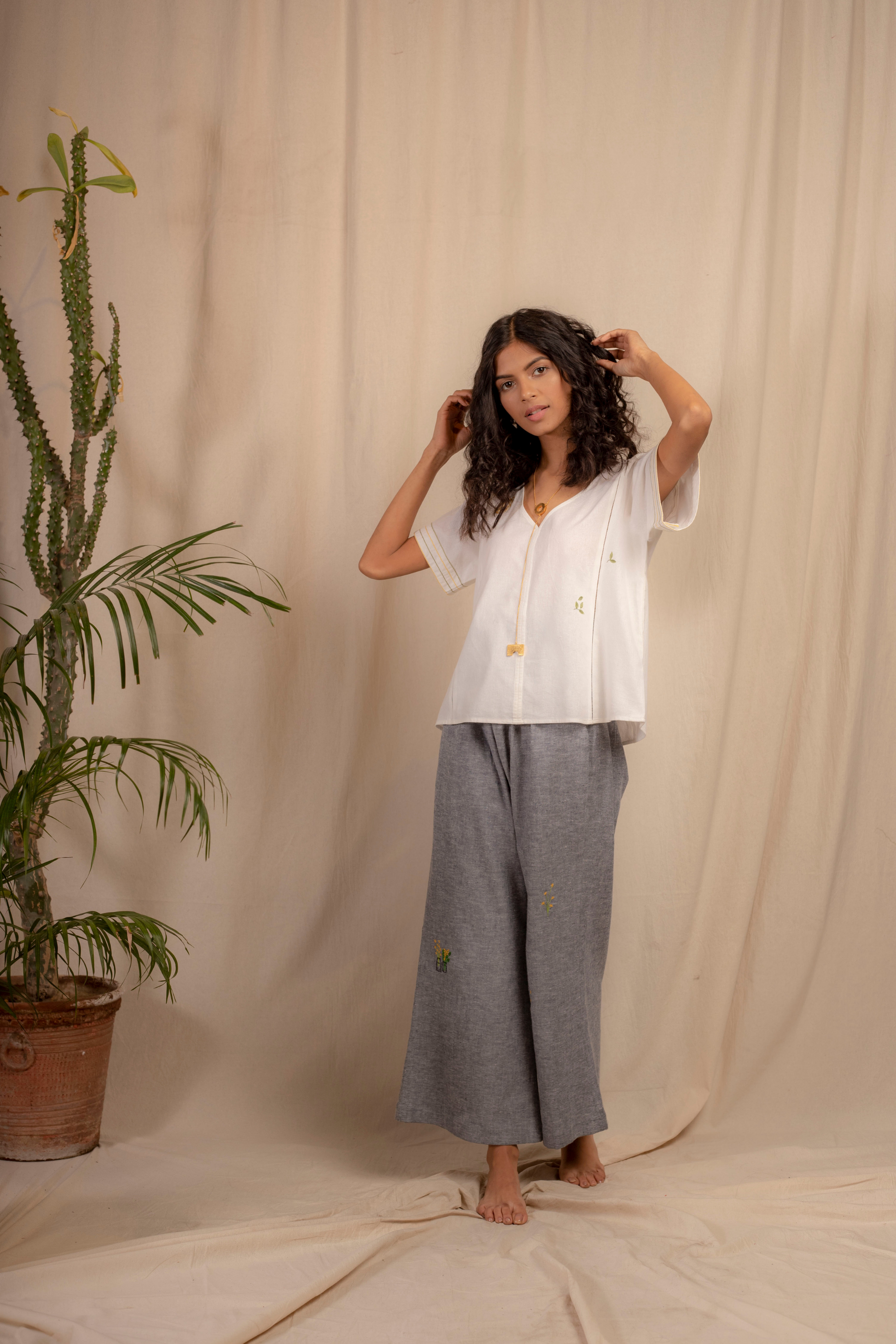  Sui | CAPRIANA embroidered recycled fabric casual white top from Granita Summer Collection 2019