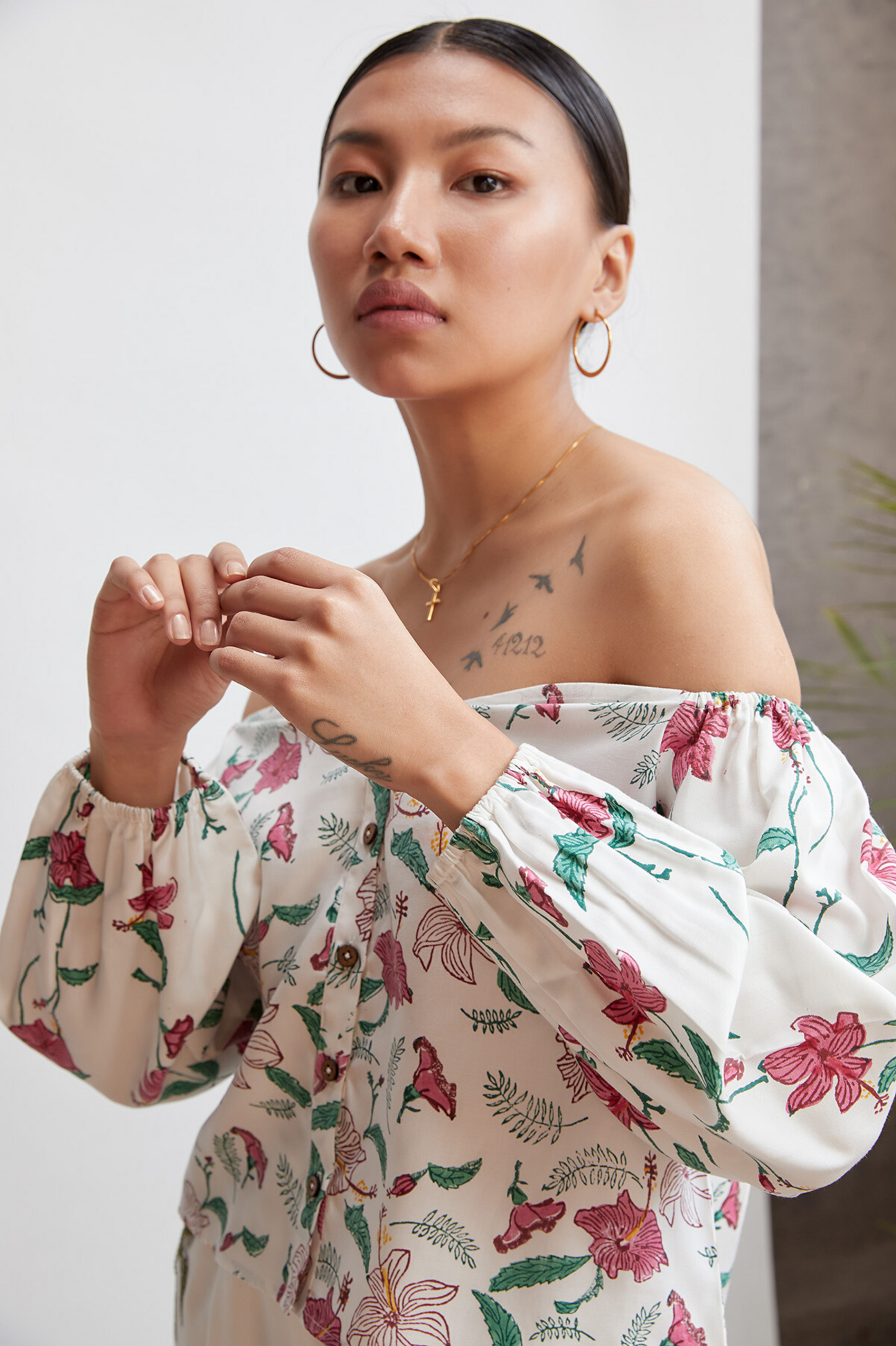 Hibiscusy off-the-shoulder tencel top