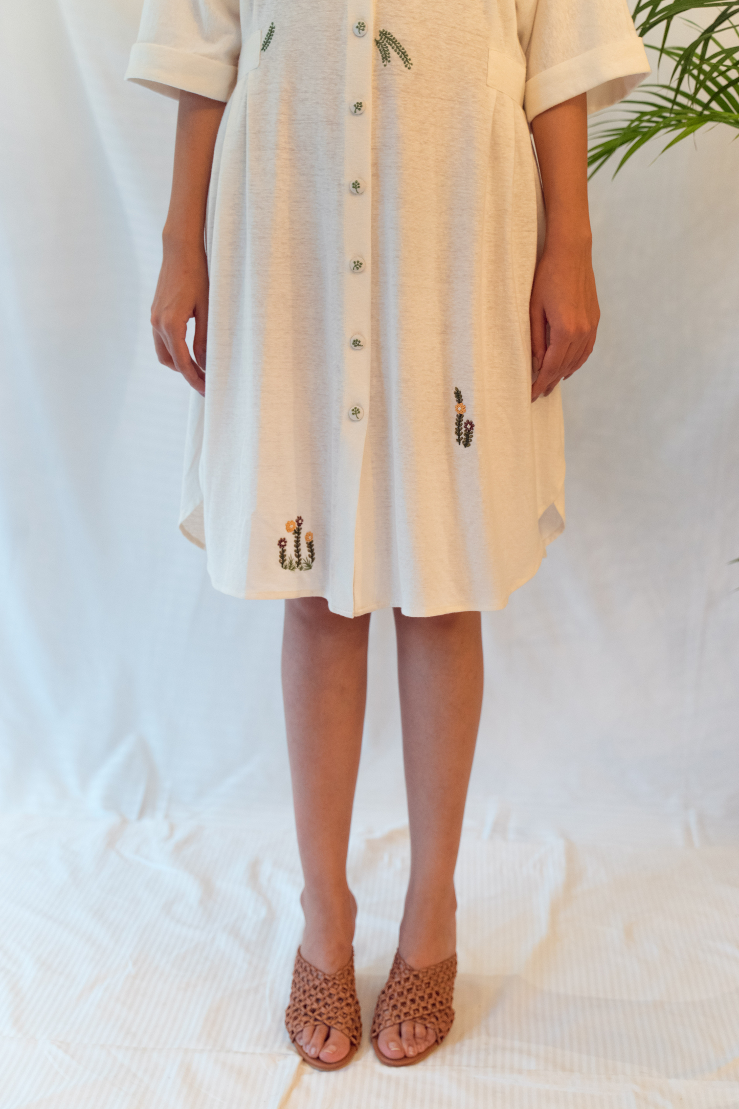 Sui | THE BEACH hand-embroidered casual hemp knit dress from Flow Winter Collection 2019