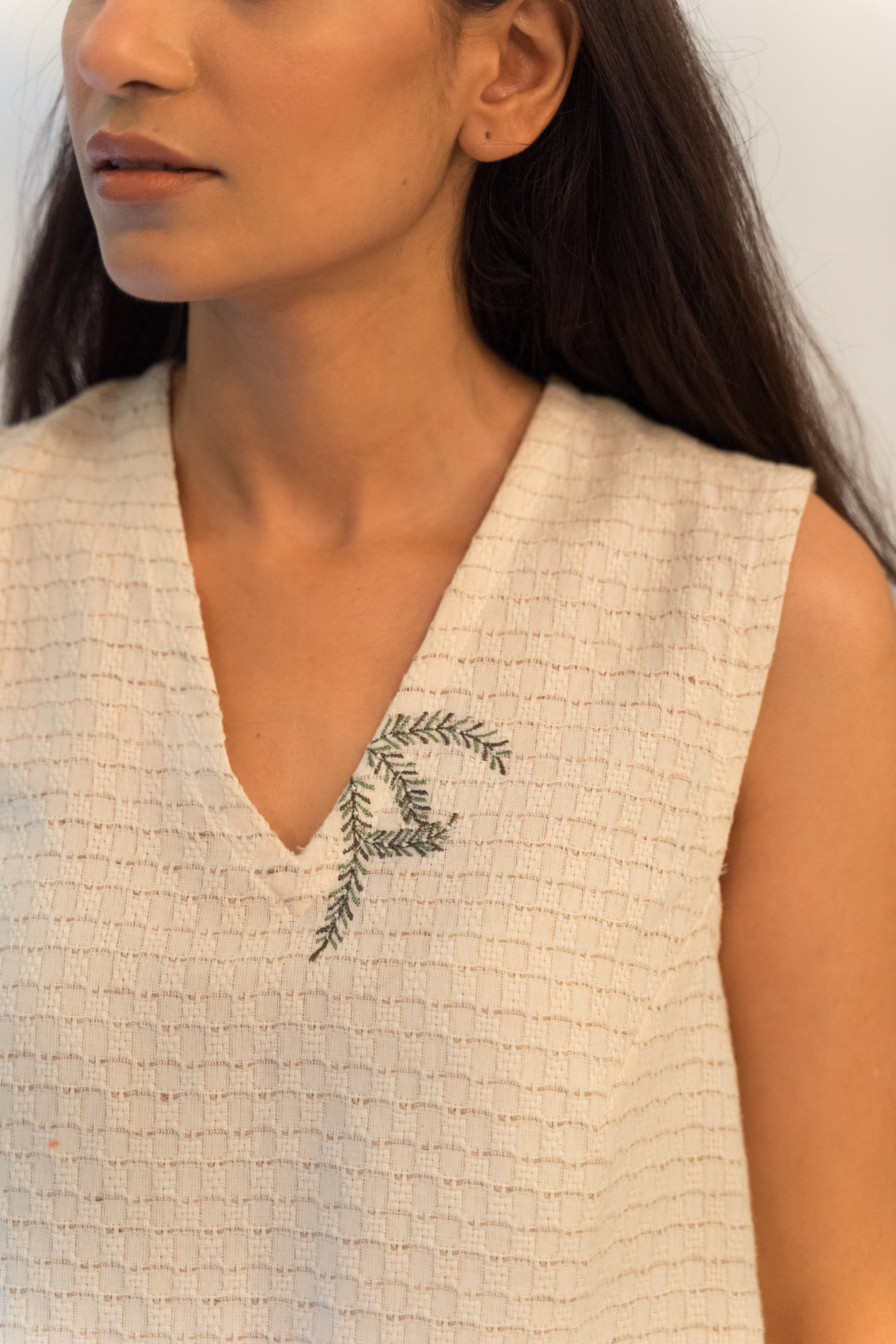 Sui | THE FLOW knit sleeveless top in hand-embroidered nettle and bamboo fabric from Flow Winter Collection 2019