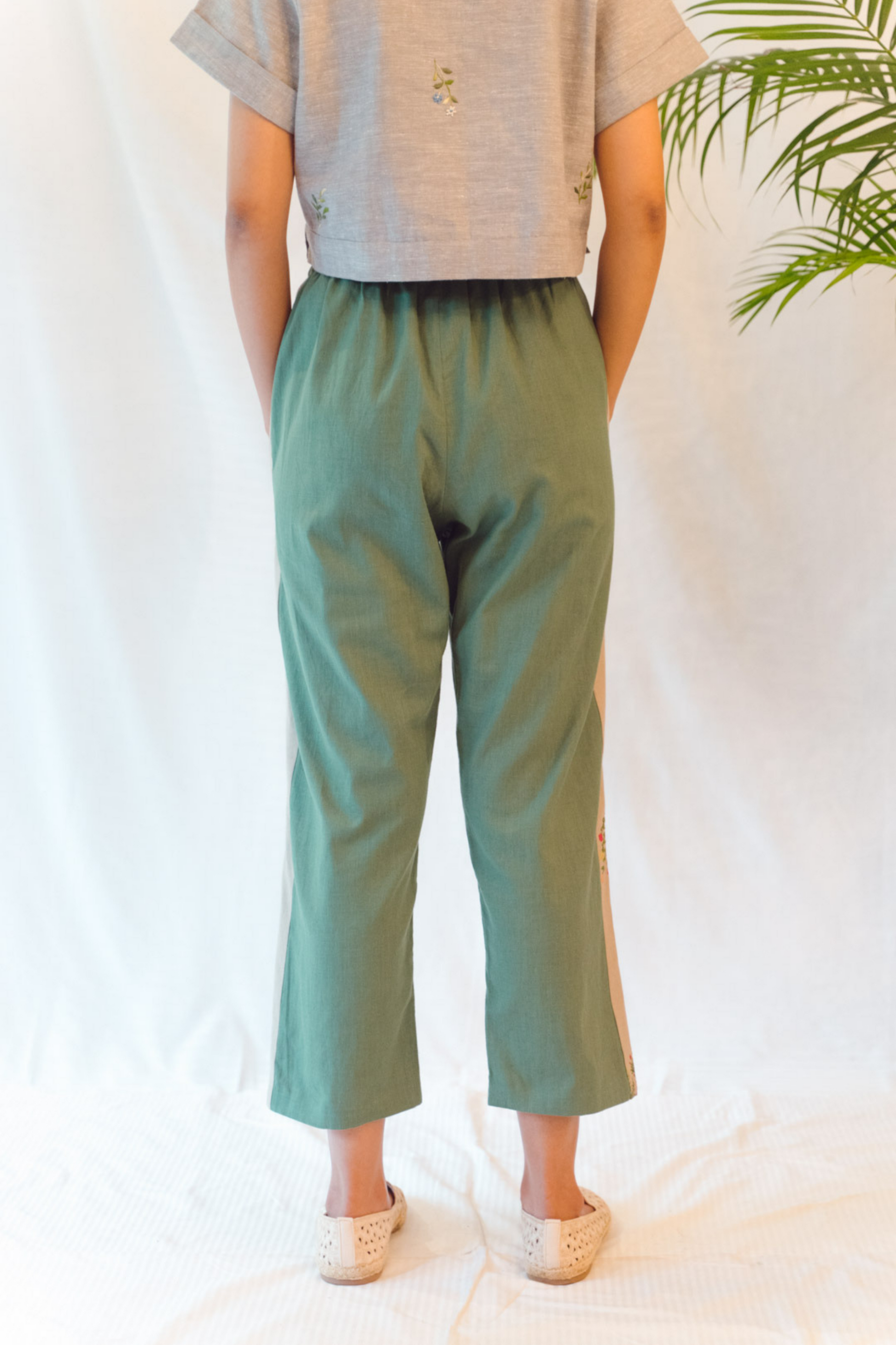 Sui | THE VIBE embroidered, herbal-dyed casual hemp trousers from Flow Winter Collection 2019
