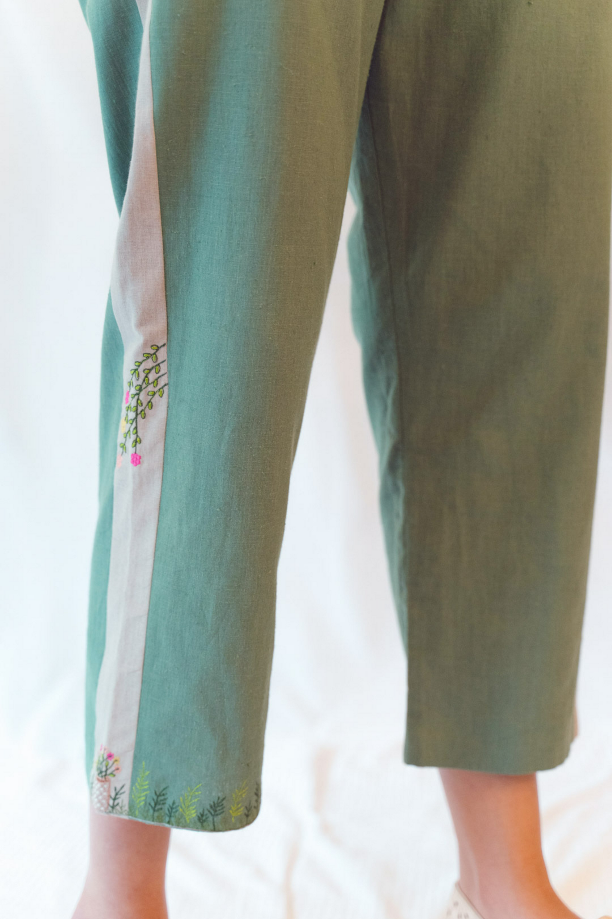 Sui | THE VIBE embroidered, herbal-dyed casual hemp trousers from Flow Winter Collection 2019